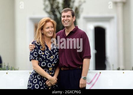 Der Herzog und die Herzogin von York während eines berühmten Golfturniers zugunsten der Motor Neuronee Disease Association, deren Schirmherr die Herzogin im Wentworth Golf Club in Surrey ist. Stockfoto