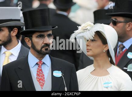 Scheich Mohammed bin Rashed Al Maktoum, Vizepräsident und Premierminister der Vereinigten Arabischen Emirate, und Prinzessin Haya Bint Al Hussein nehmen am ersten Tag der Royal Ascot 2009 auf der Pferderennbahn Ascot in Ascot, England, Teil. Stockfoto