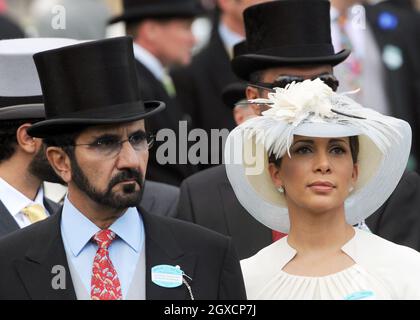 Scheich Mohammed bin Rashed Al Maktoum, Vizepräsident und Premierminister der Vereinigten Arabischen Emirate, und Prinzessin Haya Bint Al Hussein nehmen am ersten Tag der Royal Ascot 2009 auf der Pferderennbahn Ascot in Ascot, England, Teil. Stockfoto