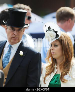 Prinzessin Beatrice spricht mit ihrem Vater, Prinz Andrew, Herzog von York, während des ersten Tages von Royal Ascot auf der Pferderennbahn Ascot in Ascot, England. Stockfoto