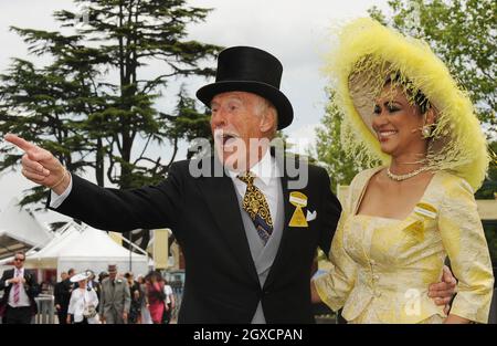 Bruce Forsyth und Frau Wilnelia Merced am zweiten Tag der Ascot-Rennen auf der ascot-Rennbahn in Berkshire Stockfoto