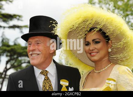 Bruce Forsyth und Frau Wilnelia Merced am zweiten Tag der Ascot-Rennen auf der ascot-Rennbahn in Berkshire Stockfoto