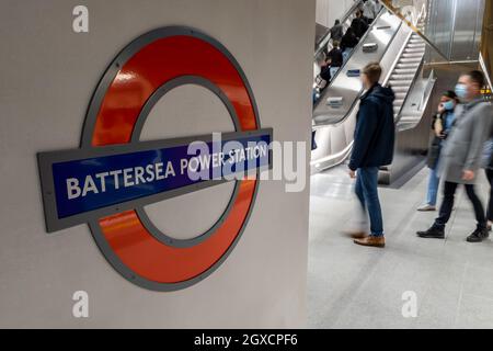 Das Innere des neuen Londoner U-Bahn-Kraftwerks Battersea auf der Northern Line mit dem Bahnhofsnamen auf dem Bahnsteig. Stockfoto