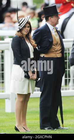 Prinz Andrew, Herzog von York und Prinzessin Beatrice nehmen am Ladies Day of Royal Ascot auf der Pferderennbahn von Ascot Teil Stockfoto