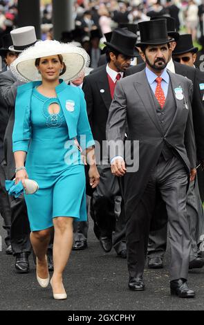 Scheich Mohammed bin Rashed Al Maktoum und Prinzessin Haya Bint Al Hussein nehmen am Ladies Day of Royal Ascot auf der Pferderennbahn Ascot Teil Stockfoto