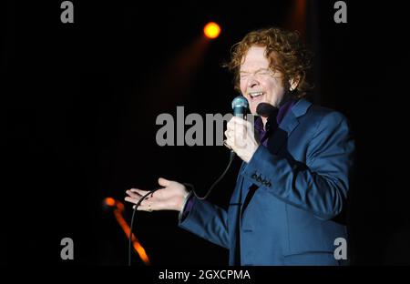 Mick Hucknall von Simply Red spielt auf der Bühne des Westonburt Abortetum in Tetbury, England. Stockfoto