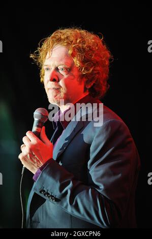 Mick Hucknall von Simply Red spielt auf der Bühne des Westonburt Abortetum in Tetbury, England. Stockfoto