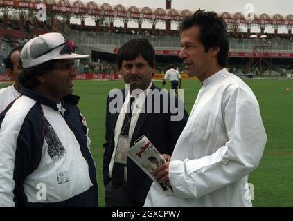 Der ehemalige pakistanische Cricketspieler Imran Khan (r) plaudert vor dem Cricket-WM-Finale mit dem Kapitän Arjuna Ranatunga aus Sri Lanka Stockfoto