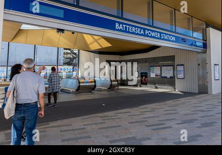 London. VEREINIGTES KÖNIGREICH. 10.03.2021. Der Außeneingang des neuen Londoner U-Bahn-Kraftwerks Battersea an der Northern Line. Stockfoto