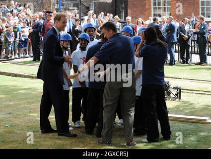 Prinz William trifft Kinder von Londoner Schulen, die am 6. Juli 2009 an einer Übung zum Aufbau von Skill Force-Teams im Tower of London teilnehmen. Prinz William ist Schirmherr der Skill Force-Wohltätigkeitsorganisation, die Kinder dazu anregt, höher zu zielen und zu verhindern, dass sie in der Bildung zurückbleiben. Stockfoto