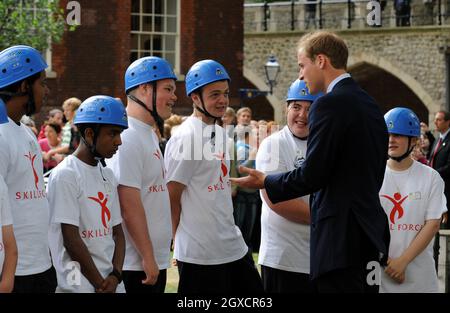 Prinz William trifft Kinder von Londoner Schulen, die am 6. Juli 2009 an einer Übung zum Aufbau von Skill Force-Teams im Tower of London teilnehmen. Prinz William ist Schirmherr der Skill Force-Wohltätigkeitsorganisation, die Kinder dazu anregt, höher zu zielen und zu verhindern, dass sie in der Bildung zurückbleiben. Stockfoto