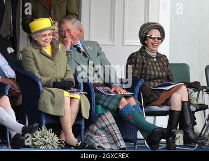 Königin Elizabeth II, Prinz Charles, Prinz von Wales und Prinzessin Anne, Prinzessin Royal, beobachten die Ereignisse bei den Braemar Highland Games 2009 am 5. September 2009 in Braemar, Schottland. Das Braemar Gathering ist weltberühmt, und Tausende von Besuchern kommen jedes Jahr in das kleine schottische Dorf, um sich die Spiele anzusehen, eine schottische Tradition, die Jahrhunderte zurückreicht. Stockfoto