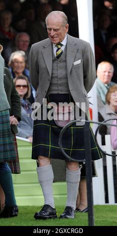 Prinz Philip, Herzog von Edinburgh, nimmt am 5. September 2009 an den Braemar Highland Games 2009 in Braemar, Schottland, Teil. Das Braemar Gathering ist weltberühmt, und Tausende von Besuchern kommen jedes Jahr in das kleine schottische Dorf, um sich die Spiele anzusehen, eine schottische Tradition, die Jahrhunderte zurückreicht. Stockfoto