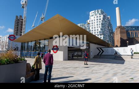 Außenansicht des neuen Londoner U-Bahn-Kraftwerks Battersea mit dem gleichnamigen Kraftwerk im Hintergrund. Stockfoto