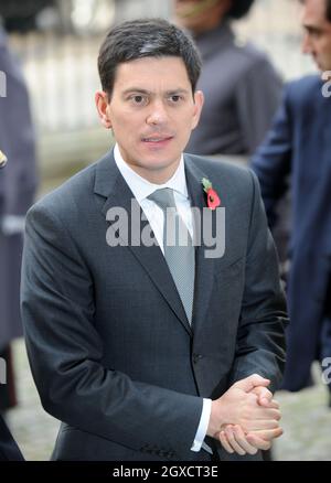 Außenminister David Miliband kommt am 11. November 2009 in London, England, zu einem besonderen Gottesdienst zum Gedenken an den Tod der Generation von Kämpfern aus dem Ersten Weltkrieg in der Westminster Abbey an. Stockfoto