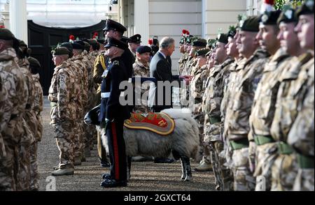 Prinz Charles, Prinz von Wales, überreicht den Mitgliedern des 4. Bataillons, dem Mercischen Regiment im Clarence House, Wahlkampfmedaillen für den Dienst in Afghanistan. Stockfoto