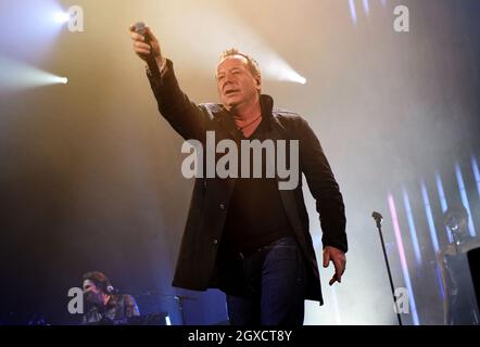 Jim Kerr von Simple Minds tritt live in der Wembley Arena auf Im Norden Londons Stockfoto