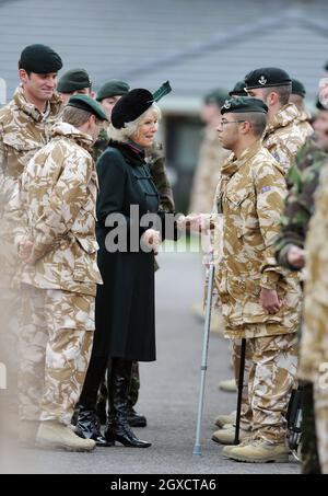 Camilla, Herzogin von Cornwall, Königlicher Oberst, trifft Lance Corporal Tyler Christoper, der während seines Diensts in Afghanistan beide Beine verlor, während er Soldaten des 4. Bataillons der Gewehre im Lager Bulford Wahlkampfmedaillen übergab Stockfoto