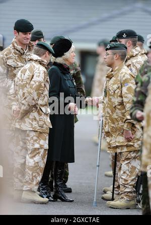 Camilla, Herzogin von Cornwall, Königlicher Oberst, trifft Lance Corporal Tyler Christoper, der während seines Diensts in Afghanistan beide Beine verlor, während er Soldaten des 4. Bataillons der Gewehre im Lager Bulford Wahlkampfmedaillen übergab Stockfoto