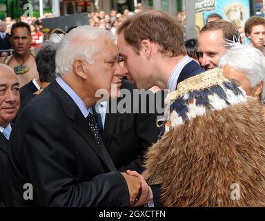 Prinz William und Sir Paul Reeves, ehemaliger Generalgouverneur, grüßen auf traditionelle Weise (hongi), als der Prinz am zweiten Tag seines Besuchs in Neuseeland am 18. Januar 2010 in Wellington, Neuseeland, eintrifft, um den Obersten Gerichtshof zu eröffnen. Stockfoto