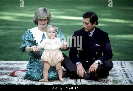 Prinz William wird zusammen mit seinen Eltern Prinz Charles und der verstorbenen Prinzessin Diana (mit puritanischem Vanvelden-Kragen) während ihres offiziellen Besuchs 1983 in Neuseeland im April 1983 in Auckland, Neuseeland, gesehen. Stockfoto