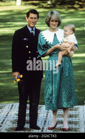 Prinz William wird zusammen mit seinen Eltern Prinz Charles und der verstorbenen Prinzessin Diana (mit puritanischem Vanvelden-Kragen) während ihres offiziellen Besuchs 1983 in Neuseeland im April 1983 in Auckland, Neuseeland, gesehen. Stockfoto
