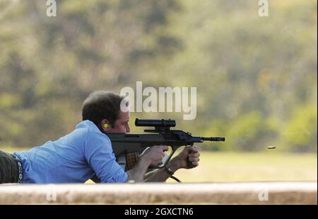 Prinz William feuert am zweiten Tag seines Besuches in Australien am 20. Januar 2010 in Sydney, Australien, ein F-89 Minimi Maschinengewehr in die Holsworthy Army Barracks. Stockfoto