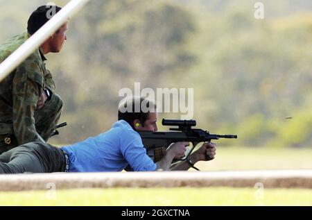 Prinz William feuert am zweiten Tag seines Besuches in Australien am 20. Januar 2010 in Sydney, Australien, ein F-89 Minimi Maschinengewehr in die Holsworthy Army Barracks. Stockfoto