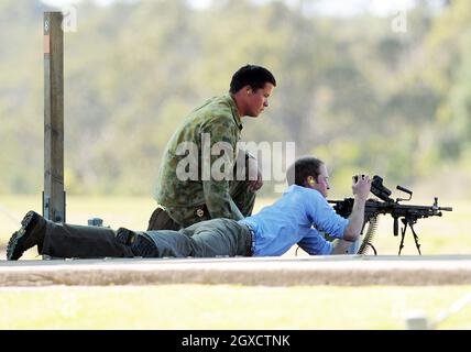 Prinz William feuert am zweiten Tag seines Besuches in Australien am 20. Januar 2010 in Sydney, Australien, ein F-89 Minimi Maschinengewehr in die Holsworthy Army Barracks. Stockfoto