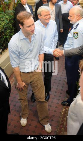 Der australische Premierminister Kevin Rudd trifft sich am zweiten Tag seines Besuchs in Australien am 20. Januar 2010 in Sydney, Australien, mit Prinz William und Mitgliedern der Ted Noffs Foundation in einem Randwick Gemeindezentrum. Stockfoto