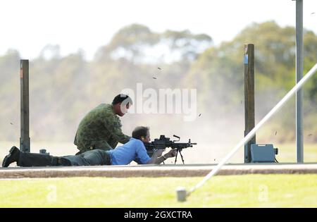 Prinz William feuert am zweiten Tag seines Besuches in Australien am 20. Januar 2010 in Sydney, Australien, ein F-89 Minimi Maschinengewehr in die Holsworthy Army Barracks. Stockfoto