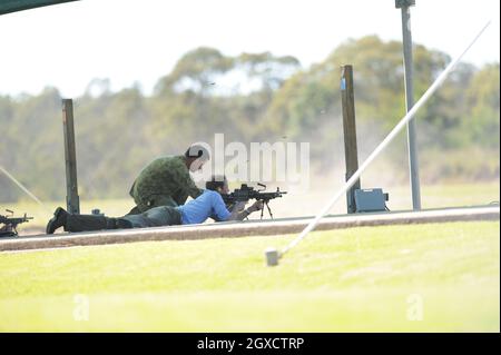 Prinz William feuert am zweiten Tag seines Besuches in Australien am 20. Januar 2010 in Sydney, Australien, ein F-89 Minimi Maschinengewehr in die Holsworthy Army Barracks. Stockfoto