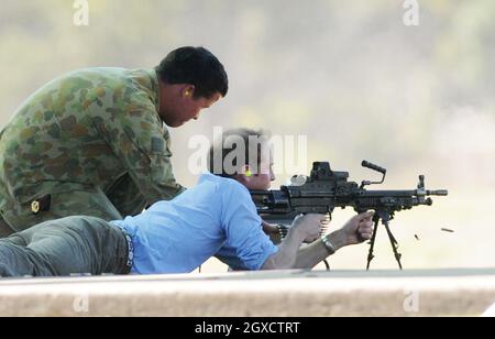 Prinz William feuert am zweiten Tag seines Besuches in Australien am 20. Januar 2010 in Sydney, Australien, ein F-89 Minimi Maschinengewehr in die Holsworthy Army Barracks. Stockfoto