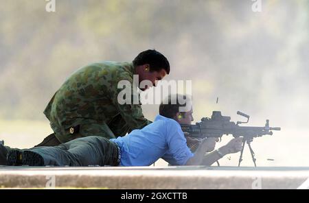 Prinz William feuert am zweiten Tag seines Besuches in Australien am 20. Januar 2010 in Sydney, Australien, ein F-89 Minimi Maschinengewehr in die Holsworthy Army Barracks. Stockfoto