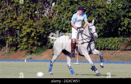 Prinz Harry spielt am 31. Januar 2010 beim ersten Sentebale Polo Cup im Apes Hill Polo Club auf Barbados. Der Sentebale Polo Cup soll dazu beitragen, Mittel für die Unterstützung der schutzbedürftigen Kinder Lesothos zu sammeln. Stockfoto