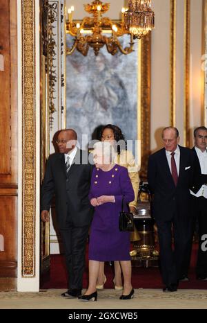 Die britische Königin Elizabeth II., Prinz Philip, der Herzog von Edinburgh, der Präsident Südafrikas, Jacob Zuma und Frau Zuma besuchen im Rahmen des dreitägigen Staatsbesuchs des Präsidenten eine Ausstellung südafrikanischer Gegenstände im Buckingham Palace in London. Stockfoto