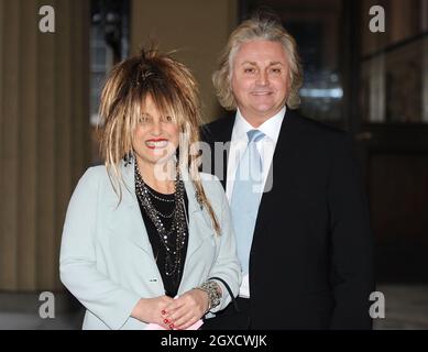 **DATEI FOTO** die Modedesigner Elizabeth und David Emanuel kommen am 16. März 2010 zu einem Empfang für die britische Bekleidungsindustrie im Buckingham Palace an. Die Designer Elizabeth und David Emanuel versteigern Kleider der verstorbenen Prinzessin Diana. Die Kleider sollen am 8. Juni 2010 in London bei den Vintage-Spezialauktionatoren Kerry Taylor Auctions versteigert werden. Stockfoto