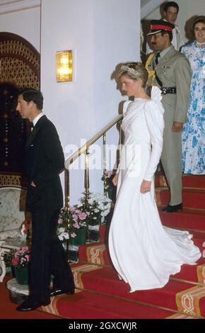 **DATEI FOTO** Diana, Prinzessin von Wales, trägt ein seidenes Emanuel-Kleid während ihres Besuchs im Golfstaat Bahrain im November 1986. Die Designer Elizabeth und David Emanuel versteigern Kleider der verstorbenen Prinzessin Diana. Die Kleider sollen am 8. Juni 2010 in London bei den Vintage-Spezialauktionatoren Kerry Taylor Auctions versteigert werden. Stockfoto