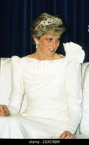 **DATEI FOTO** Diana, Prinzessin von Wales, trägt ein seidenes Emanuel-Kleid während ihres Besuchs im Golfstaat Bahrain im November 1986. Die Designer Elizabeth und David Emanuel versteigern Kleider der verstorbenen Prinzessin Diana. Die Kleider sollen am 8. Juni 2010 in London bei den Vintage-Spezialauktionatoren Kerry Taylor Auctions versteigert werden. Stockfoto