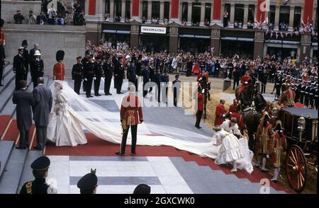 **DATEI FOTO** Diana, Prinzessin von Wales, trägt ein Emanuel-Hochzeitskleid und geht auf die Hand ihres Vaters, Earl Spencer, zur Hochzeit mit Charles, Prinz von Wales, am 29. Juli 1981 in die St. Paul's Cathedral. Die Designer Elizabeth und David Emanuel versteigern Kleider der verstorbenen Prinzessin Diana. Die Kleider sollen am 8. Juni 2010 in London bei den Vintage-Spezialauktionatoren Kerry Taylor Auctions versteigert werden. Stockfoto