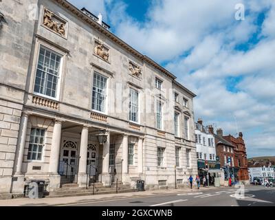 Lewes Crown Court, East Sussex, England. Der Eingang und façade auf der High Street zum Wahrzeichen Grafschaft Stadtgericht. Stockfoto