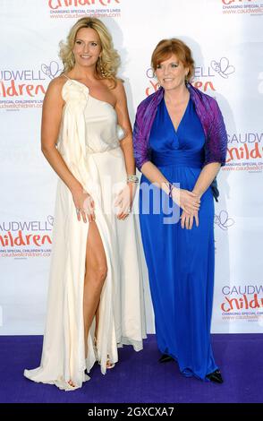 Die Herzogin von York, Sarah Ferguson und Penny Lancaster treffen beim Caudwall Children Buterfly Ball in Battersea Evolution, London, ein. Stockfoto