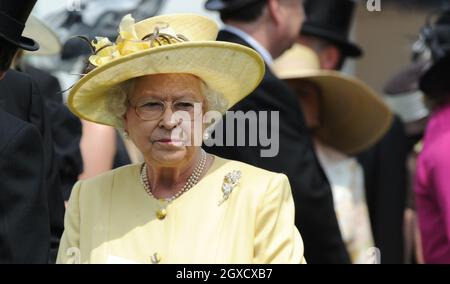 Königin Elizabeth II besucht das Investec Derby in Epsom Downs , London Stockfoto