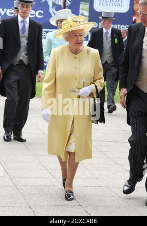 Königin Elizabeth II besucht das Investec Derby in Epsom Downs , London Stockfoto