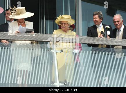 Königin Elizabeth II besucht das Investec Derby in Epsom Downs , London Stockfoto