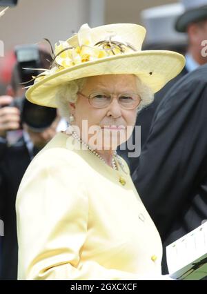 Königin Elizabeth II besucht das Investec Derby in Epsom Downs , London Stockfoto