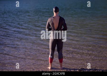 Authentisches Triathlet-Schwimmer-Portrait in Neoprenanzug beim morgendlichen Training Stockfoto