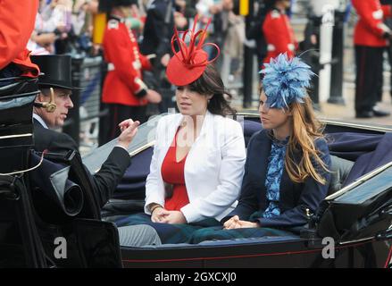 Prinz Andrew, Herzog von York, und seine Töchter Prinzessin Eugenie (C) und Prinzessin Beatrice verlassen den Buckingham Palace in einer offenen Kutsche, um an der Zeremonie der Farbtrooping am 12. Juni 2010 teilzunehmen. Stockfoto