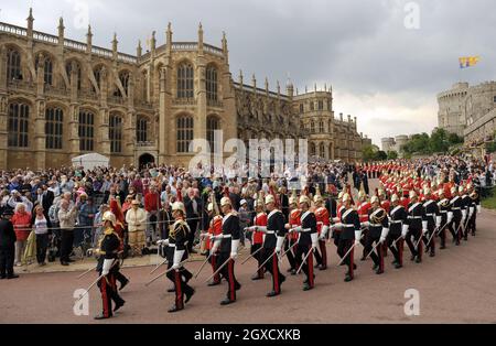 Eine Prozession bei der Zeremonie des Garter-Ordens im Schloss Windsor in Windsor, in der Grafschaft von Windsor. Stockfoto