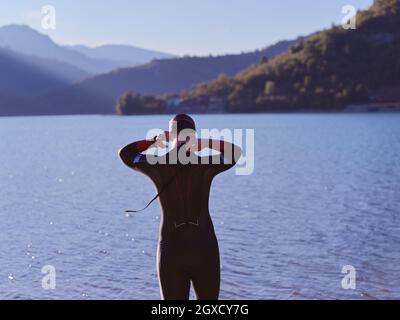 Authentisches Triathlet-Schwimmer-Portrait in Neoprenanzug beim morgendlichen Training Stockfoto